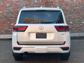 
									TOYOTA Land Cruiser Wagon ZX Pearl White 2023′ FGFO5 full								