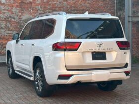
									TOYOTA Land Cruiser Wagon ZX Pearl White 2023′ FGFO5 full								