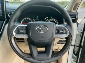 
									TOYOTA Land Cruiser Wagon ZX Pearl White 2024′ FGFOJ full								