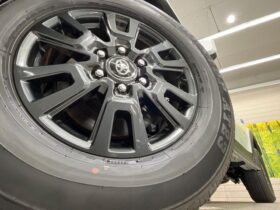 
									TOYOTA Land Cruiser Wagon VX Pearl White 2024′ FGFTU full								