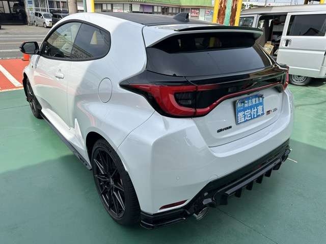 TOYOTA Yaris RZ High Performance Pearl White 2025′ FGGER