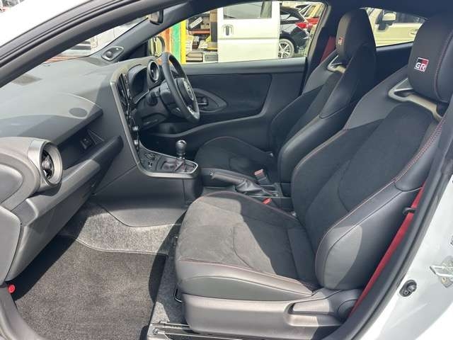 TOYOTA Yaris RZ High Performance Pearl White 2025′ FGGER