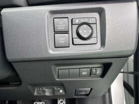 
									TOYOTA Yaris RZ High Performance Pearl White 2025′ FGGER full								