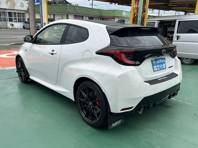 TOYOTA Yaris RZ High Performance White 2022′ FGGEV