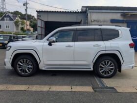 
									TOYOTA Land Cruiser Wagon ZX Pearl White 2024′ FICEY full								