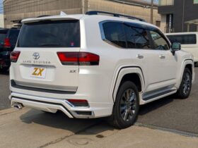 
									TOYOTA Land Cruiser Wagon ZX Pearl White 2024′ FICEY full								