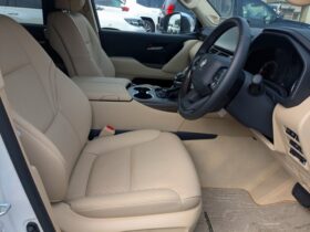 
									TOYOTA Land Cruiser Wagon ZX Pearl White 2024′ FICEY full								