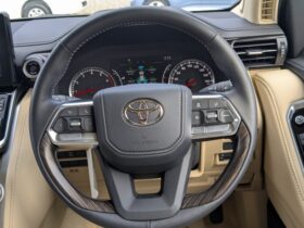 
									TOYOTA Land Cruiser Wagon ZX Pearl White 2024′ FICEY full								
