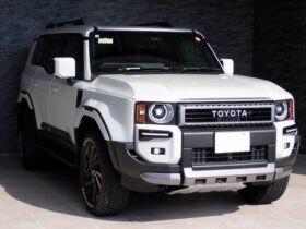 
									TOYOTA Land Cruiser Wagon VX Pearl White 2025′ FKHK5 full								