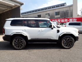 
									TOYOTA Land Cruiser Wagon VX Pearl White 2025′ FKHK5 full								
