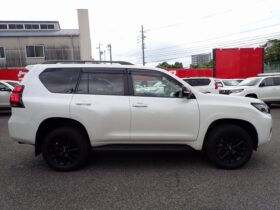 
									TOYOTA Land Cruiser Prado TX L Packet Matte Black Ed Pearl White 2023′ FKHM8 full								