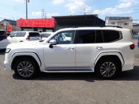 
									TOYOTA Land Cruiser Wagon ZX Pearl White 2024′ FKHNT full								