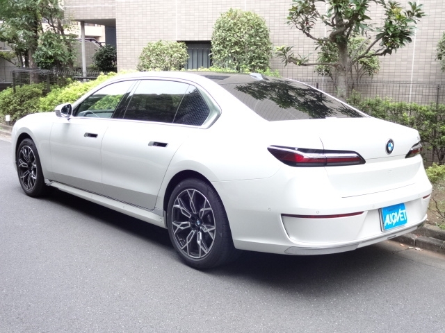BMW 7 Series 740i Excellence Pearl White 2024′ FKHPN