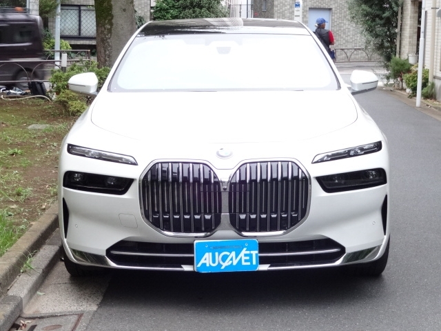 BMW 7 Series 740i Excellence Pearl White 2024′ FKHPN
