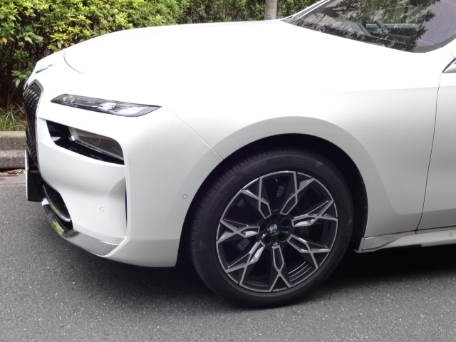 BMW 7 Series 740i Excellence Pearl White 2024′ FKHPN