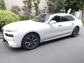 
									BMW 7 Series 740i Excellence Pearl White 2024′ FKHPN full								