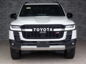 
									TOYOTA Land Cruiser Wagon GR Sport Diesel Turbo Pearl White 2022′ FMMRW full								