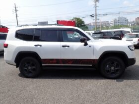 
									TOYOTA Land Cruiser Wagon GR Sport Diesel Turbo Pearl White 2022′ FMMRW full								