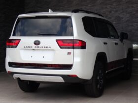 
									TOYOTA Land Cruiser Wagon GR Sport Diesel Turbo Pearl White 2022′ FMMRW full								