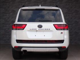 
									TOYOTA Land Cruiser Wagon GR Sport Diesel Turbo Pearl White 2022′ FMMRW full								
