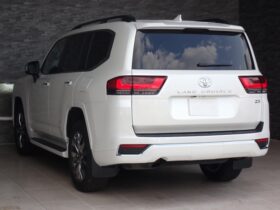 
									TOYOTA Land Cruiser Wagon ZX Pearl White 2022′ FMMRZ full								