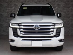 
									TOYOTA Land Cruiser Wagon ZX Pearl White 2022′ FMMRZ full								