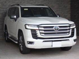 
									TOYOTA Land Cruiser Wagon ZX Pearl White 2022′ FMMRZ full								