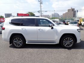 
									TOYOTA Land Cruiser Wagon ZX Pearl White 2022′ FMMRZ full								