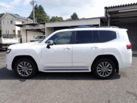 
									TOYOTA Land Cruiser Wagon ZX Pearl White 2022′ FMMRZ full								