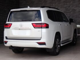 
									TOYOTA Land Cruiser Wagon ZX Pearl White 2022′ FMMRZ full								