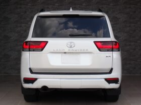 
									TOYOTA Land Cruiser Wagon ZX Pearl White 2022′ FMMRZ full								