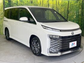 
									TOYOTA Voxy S-Z Pearl White 2025′ FMUUI full								