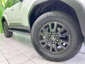 
									TOYOTA Land Cruiser Wagon VX Pearl White 2024′ FMVEX full								
