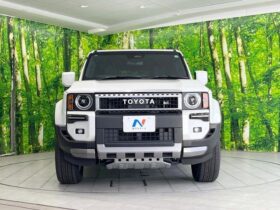 
									TOYOTA Land Cruiser Wagon VX Pearl White 2024′ FMVEX full								