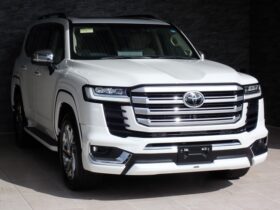
									TOYOTA Land Cruiser Wagon ZX Pearl White 2022′ FORVW full								