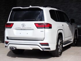 
									TOYOTA Land Cruiser Wagon ZX Pearl White 2022′ FORVW full								