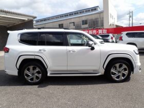 
									TOYOTA Land Cruiser Wagon ZX Pearl White 2022′ FORVW full								