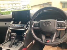 
									TOYOTA Land Cruiser Wagon GR Sport Pearl White 2024′ FR9L3 full								