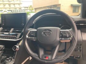 
									TOYOTA Land Cruiser Wagon GR Sport Pearl White 2024′ FR9L3 full								
