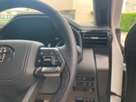 
									TOYOTA Land Cruiser Wagon GR Sport Pearl White 2024′ FR9L3 full								