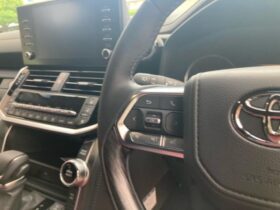 
									TOYOTA Land Cruiser Wagon GR Sport Pearl White 2024′ FR9L3 full								