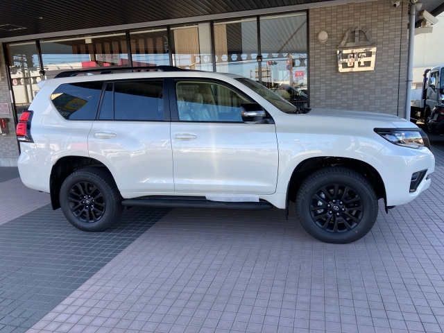 TOYOTA Land Cruiser Prado TXLpkg 7 Person Matte Black Ed Pearl White 2022′ HA00V