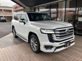 TOYOTA Land Cruiser Wagon ZX with Modelista Aero Parts Pearl White 2022′ INAOS