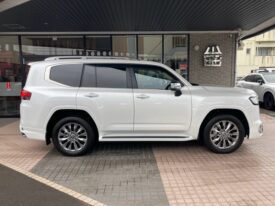 TOYOTA Land Cruiser Wagon ZX with Modelista Aero Parts Pearl White 2022′ INAOS