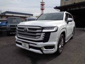 TOYOTA Land Cruiser Wagon ZX 7-seater Pearl White 2023′ J5FB6