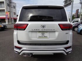 
									TOYOTA Land Cruiser Wagon ZX 7-seater Pearl White 2023′ J5FB6 full								