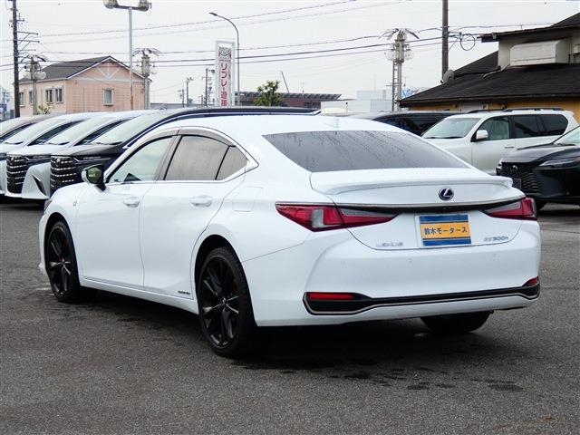 Lexus ES ES300h F SPORT Pearl White 2022′ JKFA1
