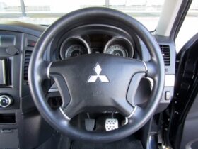 
									MITSUBISHI Pajero 3.0 Short VR-I 4WD Black 2010′ KEFGX full								